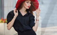 女教师朝学生喷液体